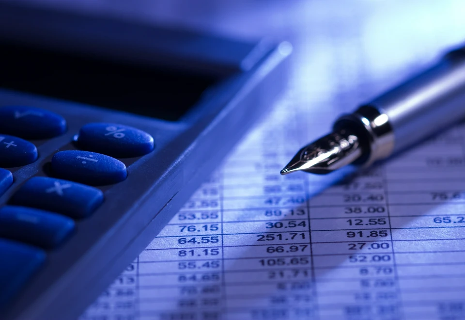 Kalkulator i pióro na dokumentach