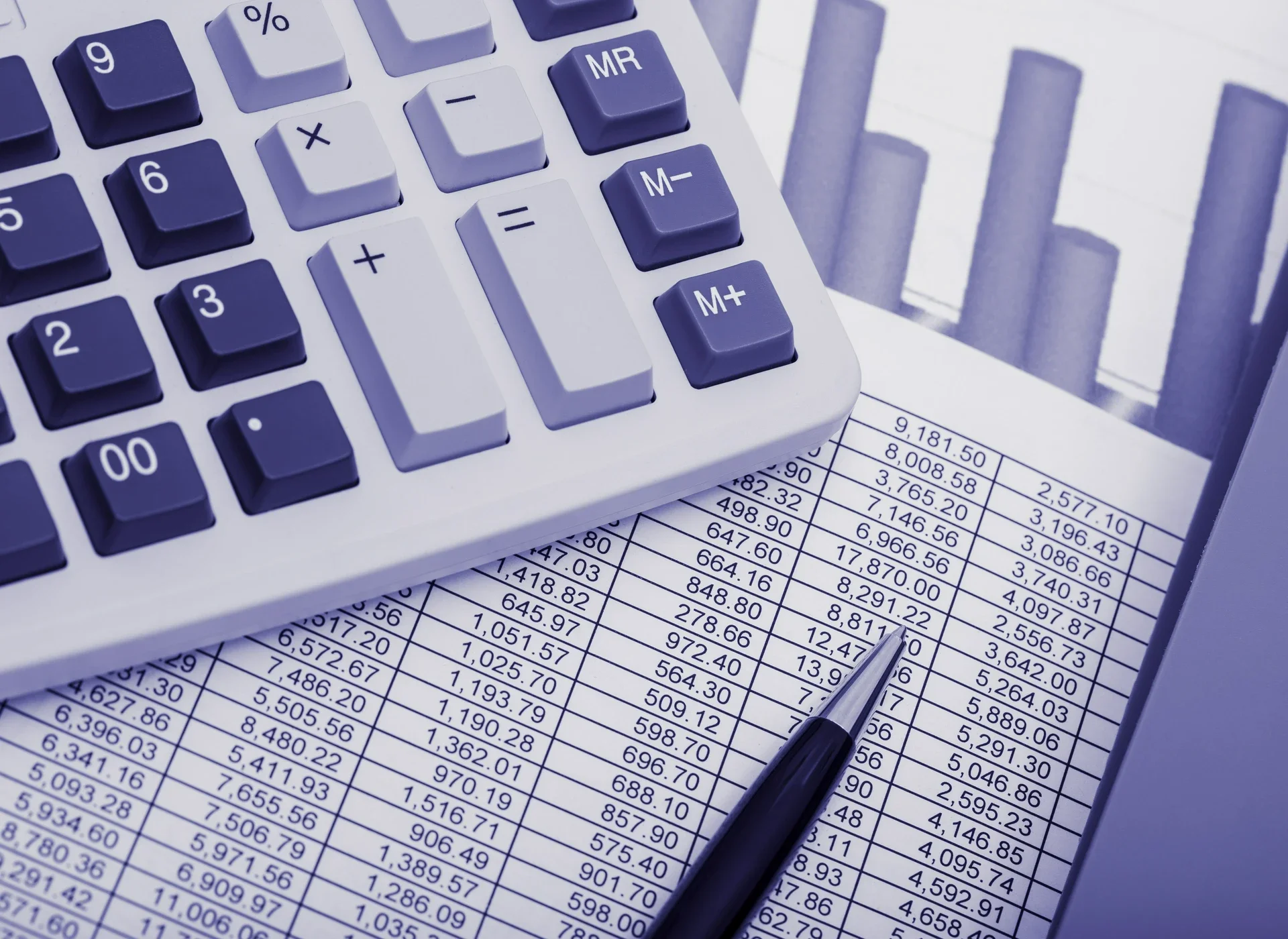 Kalkulator, długopis i&nbsp;dokumentu