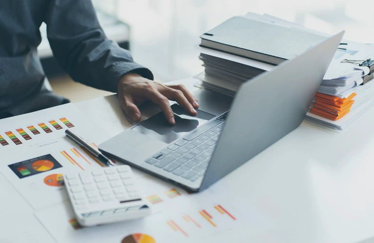 Człowiek pracujący na&nbsp;laptopie